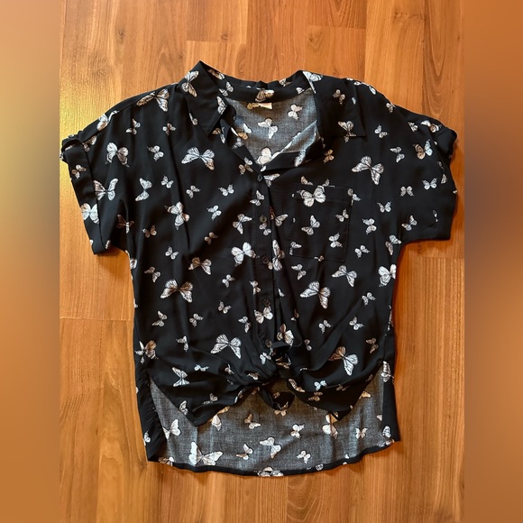 🦋 Butterfly button Down Shirt 🦋 Size Extra Small 🦋 - Picture 1 of 4